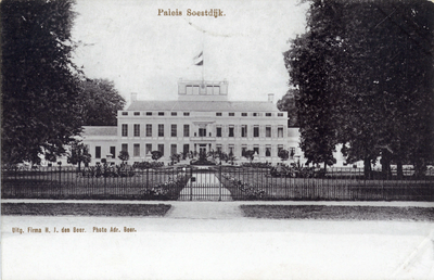 14144 Gezicht op de voorgevel van Paleis Soestdijk met voorgelegen gazons te Soestdijk (gemeente Baarn) uit het noordoosten.